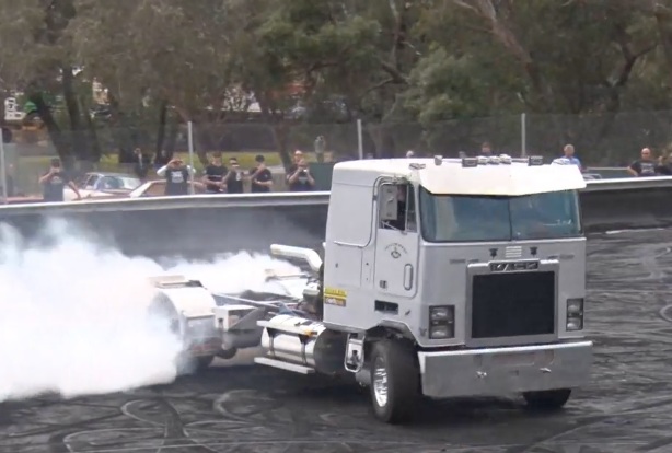 Monster Mack: Watch This Twin-Engine Aussie Mack Cruiseliner Cut Loose At Bindoon!